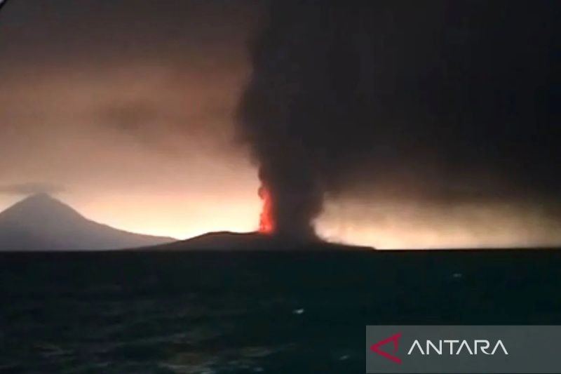 Kemenhub minta kapal jaga jarak radius 3 km dari Gunung Anak Krakatau