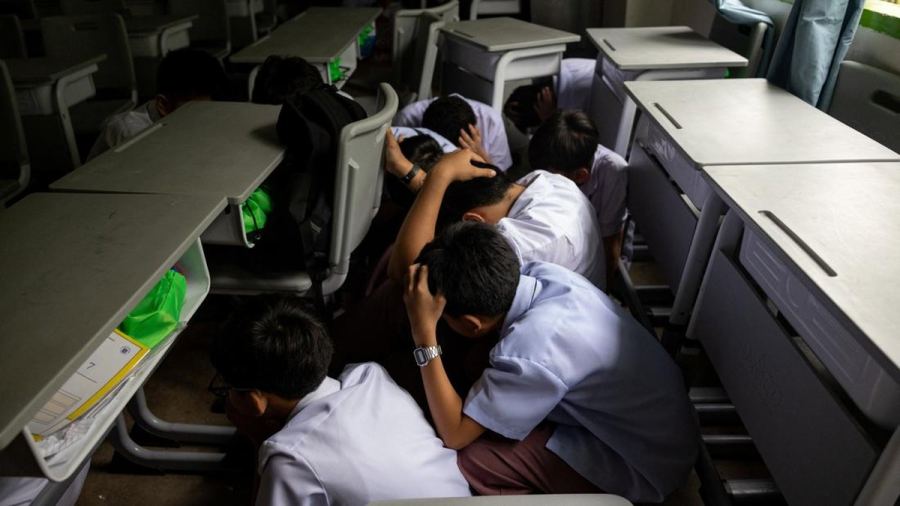 Potret Simulasi Teror Penembakan di SMA, Ramai Siswa Tiarap di Lantai