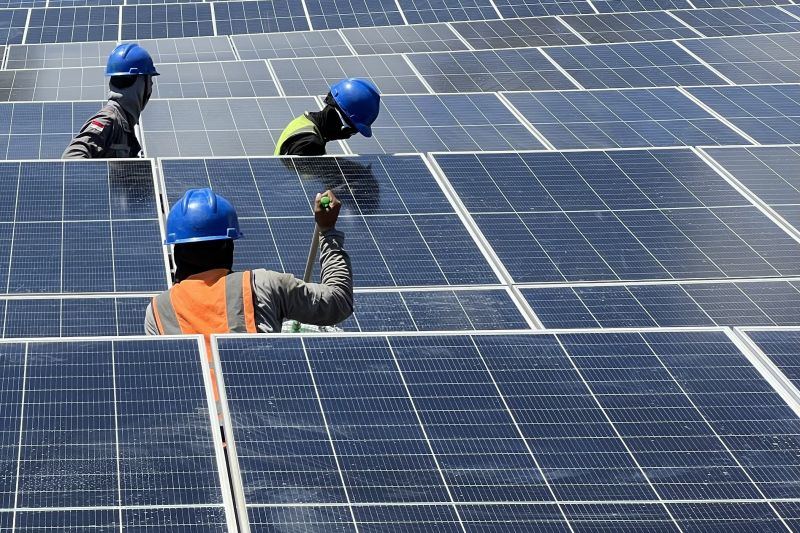 Menteri Bahlil: Program PLTS 100 GWp akan sasar desa tanpa listrik