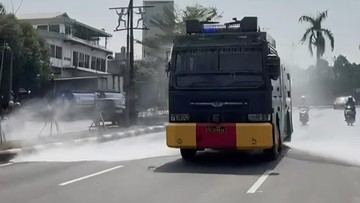 Polisi-Damkar Semprot Jalan di Bogor Antisipasi Dampak Abu Anak Krakatau