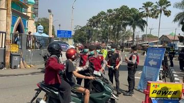 Polisi di Bogor Bagi-bagi Masker Antisipasi Dampak Abu Erupsi Anak Krakatau