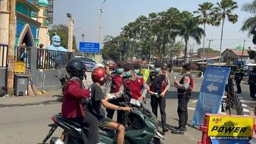 Polisi di Bogor Bagi-bagi Masker Antisipasi Dampak Abu Erupsi Anak Krakatau