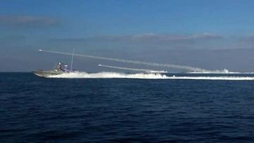 Iran Balas AS, Luncurkan Rudal hingga Gempur Kapal di Selat Hormuz