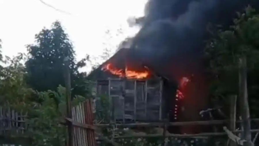 Rumah Panggung di Napabalano Muna Terbakar saat Ditinggal Nonton Bola Gotong, Kerugian Rp40 Juta