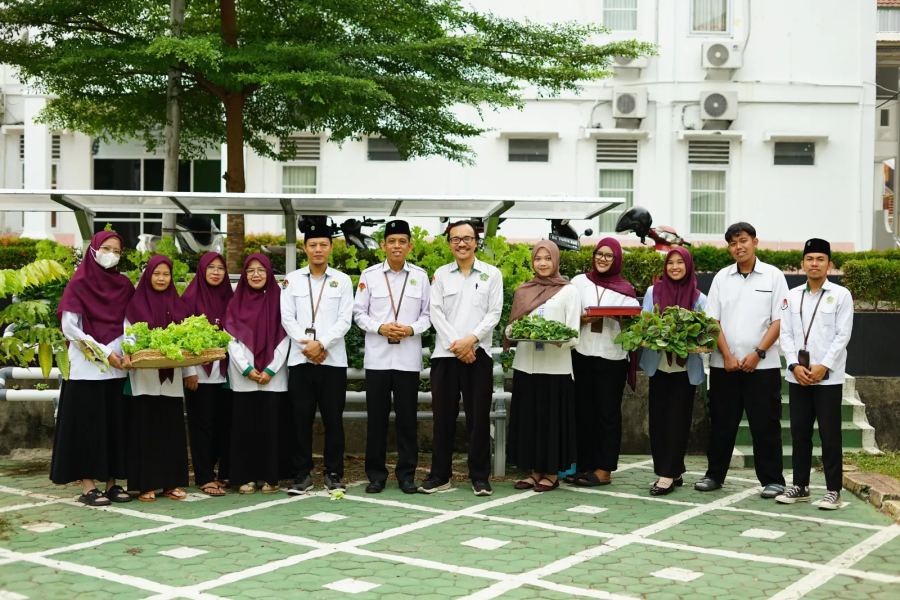 Panen Sayuran Hidroponik, Menyemai Kebiasaan Baik di BDK Palembang