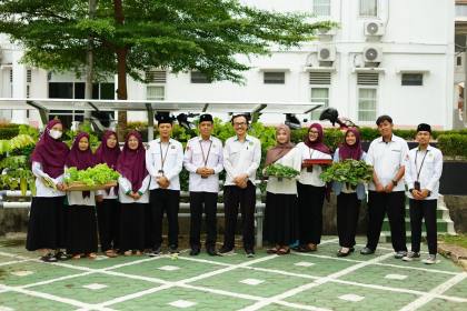 Panen Sayuran Hidroponik, Menyemai Kebiasaan Baik di BDK Palembang