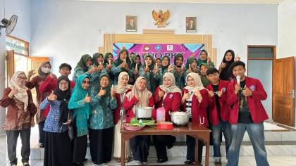 Mahasiswa KKN 59 Umsida Kenalkan Spray Anti-Nyamuk Alami di Desa Candirejo