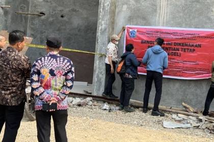 Pemkot Jakbar segel bangunan padel bermasalah di Kembangan
