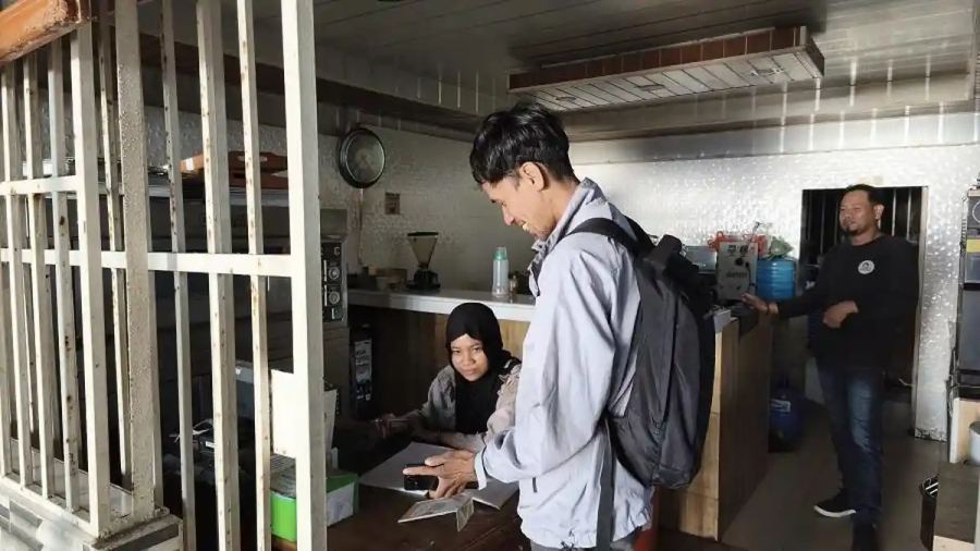 Transaksi QRIS Kian Digemari, Pelanggan Warkop di Parepare Mulai Tinggalkan Pembayaran Tunai