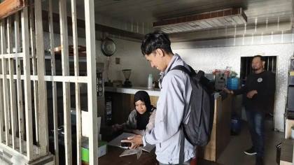 Transaksi QRIS Kian Digemari, Pelanggan Warkop di Parepare Mulai Tinggalkan Pembayaran Tunai