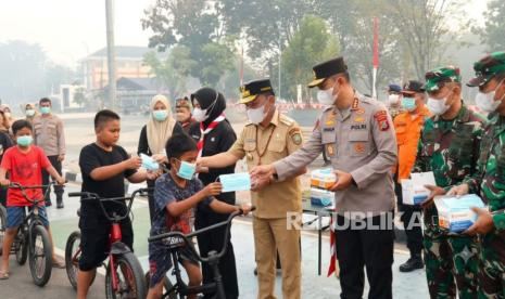 Tanggulangi Dampak Karhutla, Gubernur Kalteng Siapkan 'Rumah Oksigen' dan Bagikan Masker Gratis