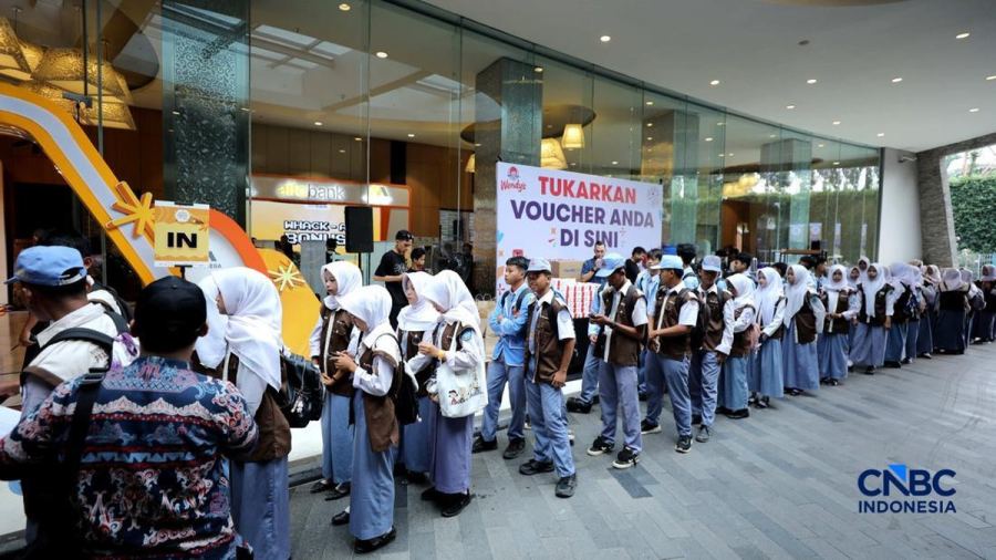 Antrean Ratusan Pelajar-Mahasiswa Lampung Mengular di Depan Novotel
