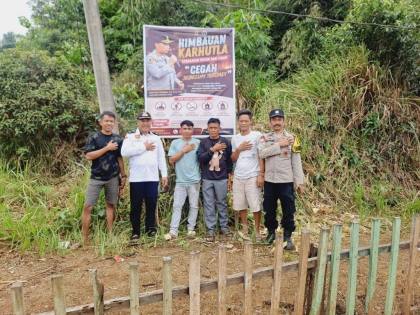 Cegah Karhutla, Polisi dan Warga Desa Wawolimbue Pasang Baliho | LPP RRI