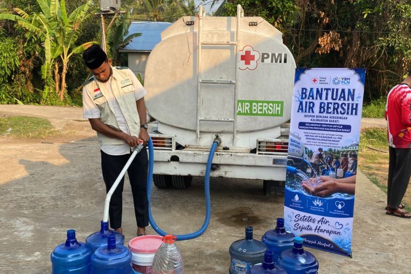 PLN salurkan 50 ribu liter air bersih bagi warga dan santri di Kalbar