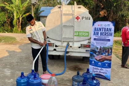 PLN salurkan 50 ribu liter air bersih bagi warga dan santri di Kalbar