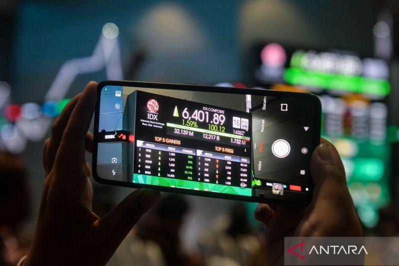 IHSG ditutup menguat ditopang kombinasi sentimen domestik dan global