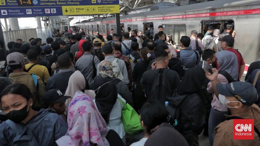 KRL Bogor Anjlok di Stasiun Jakarta Kota, Penumpang Dievakuasi
