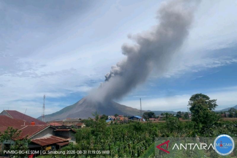 Gunung Sinabung erupsi hebat semburkan abu vulkanik setinggi 3,5 km