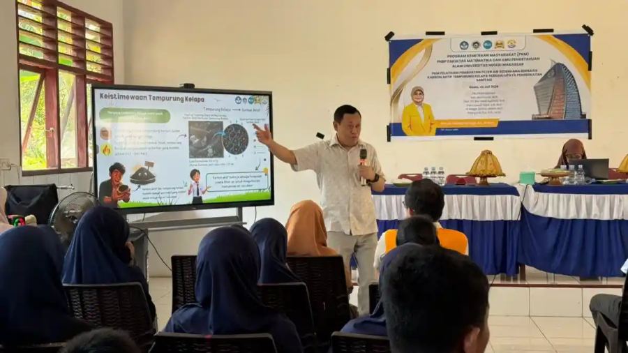 Dosen Fisika UNM Sulap Tempurung Kelapa Jadi Filter Air Bersih di SMPN Satap Moncongloe