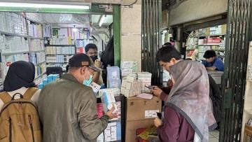 Abu Anak Kraktau Sampai Jakarta, Penjualan Masker di Pasar Pramuka Melonjak