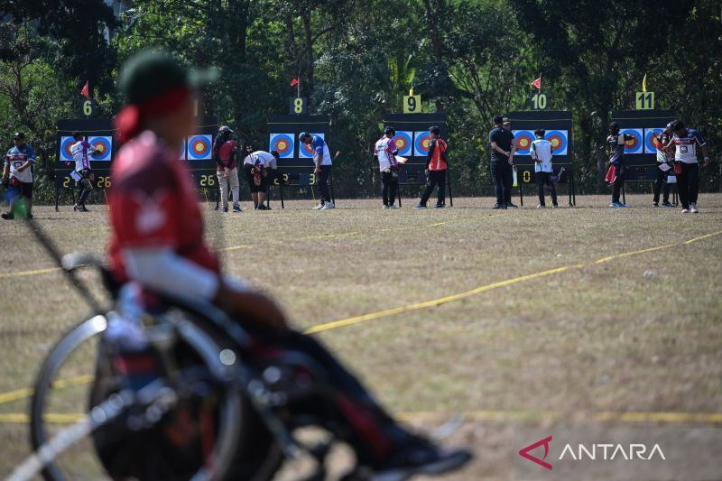 Ivan Gunawan rancang seragam defile Indonesia pada Asian Para Games