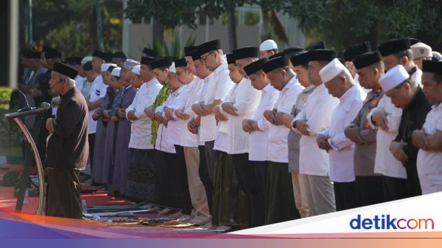Appi Salat Minta Hujan Bareng Warga Agar Makassar Lepas dari Kemarau Panjang