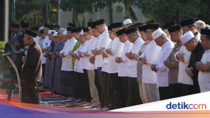 Appi Salat Minta Hujan Bareng Warga Agar Makassar Lepas dari Kemarau Panjang