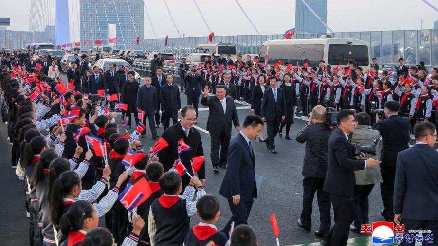 FOTO: Momen Kim Jong Un Kunjungi China Lewat Jembatan Baru