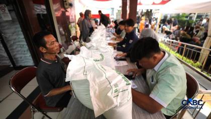Penampakan Warga Antre Bantuan Beras 30 Kg, Padati Lokasi Sejak Pagi