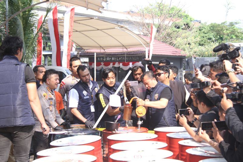 Produsen oli palsu di Jakbar jual produk seharga oli asli