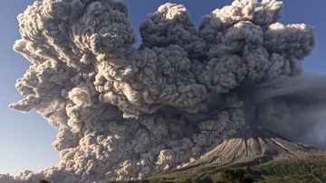 Gunung Sinabung Erupsi, 2.451 Warga di Dua Desa Dievakuasi