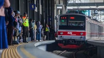 Geger Pria Loncat ke Rel Saat KRL Masuk Stasiun Tanah Abang