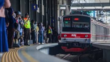 Geger Pria Loncat ke Rel Saat KRL Masuk Stasiun Tanah Abang