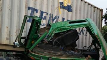 Truk Kecelakaan di Jakut, Peti Kemas Nyaris Jatuh dari Layang Tol