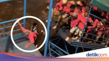 Perjuangan Horor Porter di Ambon Jatuh dari Tangga Saat Berebut Masuk Kapal
