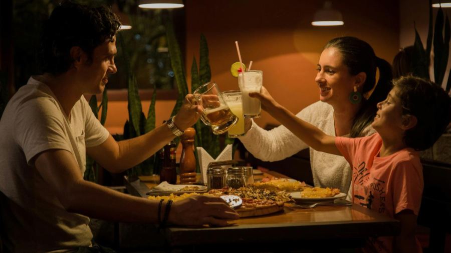 Unik, Restoran di Sardinia Terapkan Larangan Penggunaan Ponsel di Meja Makan