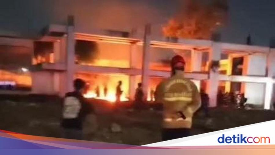 Asap Mengepul Saat Alang-alang Terbakar di Area FT UNM Parangtambung