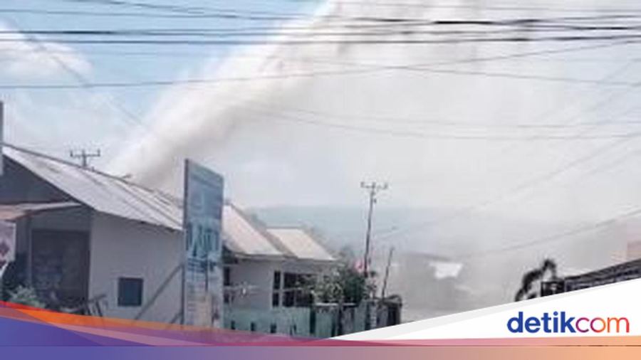Semburan Air Akibat Pipa Bocor di Sigi Rusak 3 Rumah