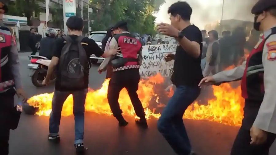 Demo RUU Perampasan Aset di Depan UNM Memanas: Mahasiswa Bakar Ban, Polisi Tendang ke Bahu Jalan