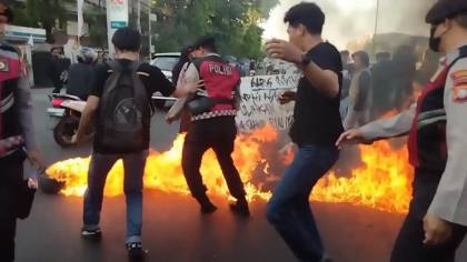 Demo RUU Perampasan Aset di Depan UNM Memanas: Mahasiswa Bakar Ban, Polisi Tendang ke Bahu Jalan