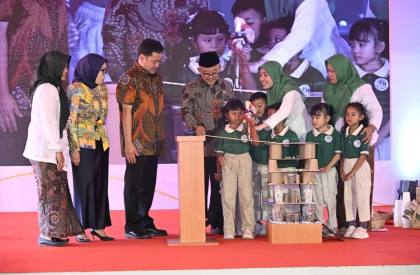 Anak-anak Belajar STEM dengan Cara Menyenangkan, dari Kardus Menjadi Menara Kudus