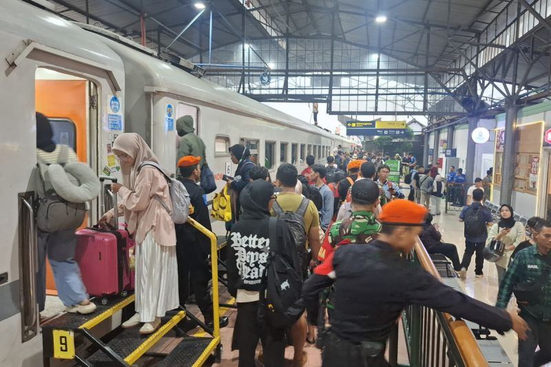 KAI tambah satu KA tambahan tujuan Jakarta dampak erupsi Anak Krakatau