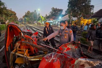 KA Wijaya Kusuma alami keterlambatan akibat tertemper mobil di Jember