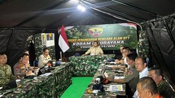 Tiba di Nagekeo NTT, Prabowo Pimpin Rapat Penanganan Pasca Gempa di Tenda