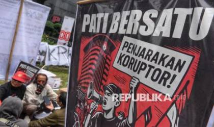 Massa Mulai Pasang Berbagai Atribut di Depan Gedung DPR Jelang Demo 27 Agustus