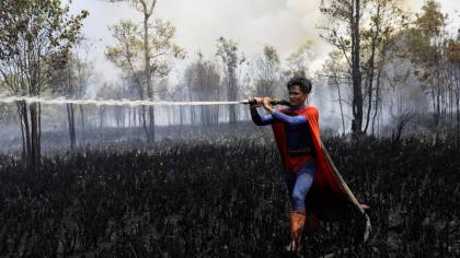 'Superman' Turun Gunung Padamkan Api Kebakaran Hutan di Kalimantan