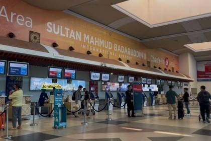 Delapan penerbangan di Bandara Palembang batal akibat erupsi Krakatau