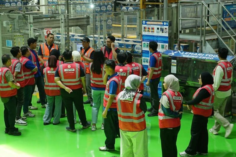 AQUA paparkan proses produksi kepada mitra ritel di Sukabumi