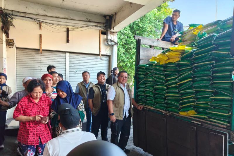 Bulog Surabaya perkuat penyaluran komoditas pangan
