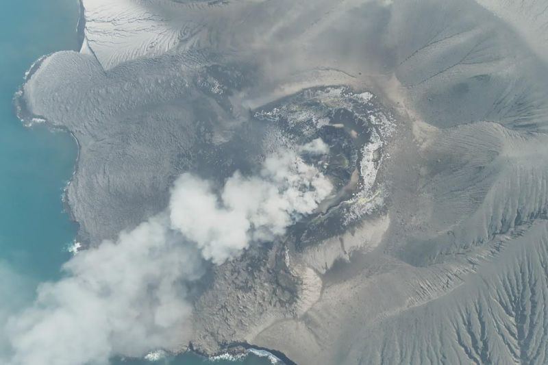 Abu Anak Krakatau menyebar ke Jabar, BPBD minta warga pakai masker